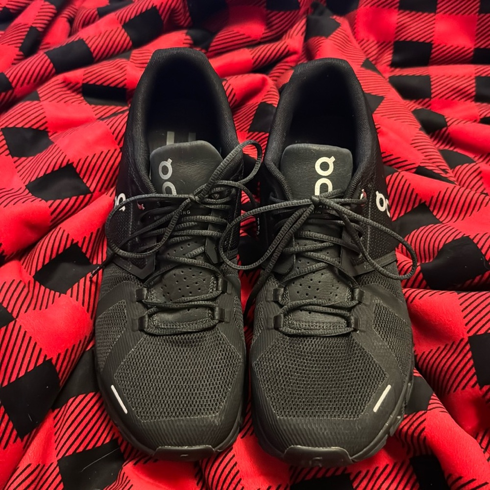 Worn once women’s on-cloud sneakers, like new!